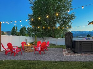 This is the perfect space to pull all the crew together and enjoy the firepit and hottub under the twinkling lights. Or, turn them off to enjoy our gorgeous Dark Sky Community!