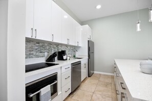 Full-equipped kitchen with dishwasher
