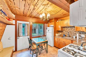Kitchen: Kitchen: Fully-equipped kitchen, drip coffee maker, 4-person dining table, bench seating
