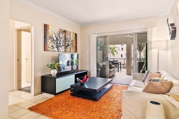 Living room with AC,  TV and ceiling fan