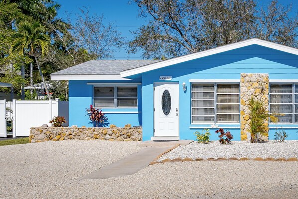 Entrance. Free Parking in the driveway