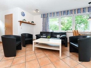 Wohnzimmer mit integriertem Küchenbereich