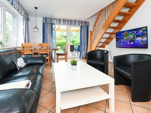 Wohnzimmer mit integriertem Küchenbereich