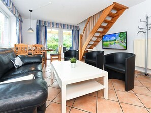Wohnzimmer mit integriertem Küchenbereich