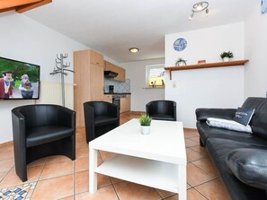 Wohnzimmer mit integriertem Küchenbereich