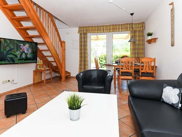 Wohnzimmer mit integriertem Küchenbereich
