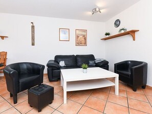 Wohnzimmer mit integriertem Küchenbereich