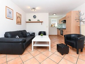 Wohnzimmer mit integriertem Küchenbereich