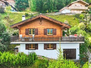 Pflanze, Fenster, Gebäude, Haus, Holz, Baum, Natürliche Landschaft, Hütte, Wohngebiet, Freizeit