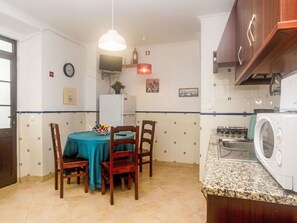 Meubles, Table, Propriété, Cabinetry, Bâtiment, Chaise, Éclairage, Bois, Design Intérieur, Porte