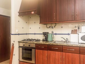 Marron, Cabinetry, Comptoir, Propriété, Meubles, Evier, Bâtiment, Robinet, Appareil De Cuisine, Cuisine