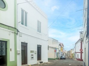 Ciel, Nuage, Bâtiment, Fenêtre, Porte, Quartier, Surface De La Route, Zone Résidentielle, Façade, Immobilier