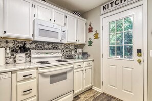 Vacation Rental in the Smokies "Sparkling Waters" - Fully furnished kitchen