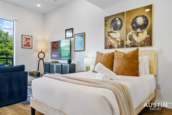 Adorable studio with queen bed and luxury hotel quality linens