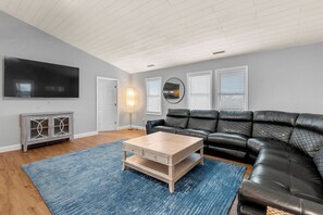 HIAV03: Pompano Place | Top Level Living Area