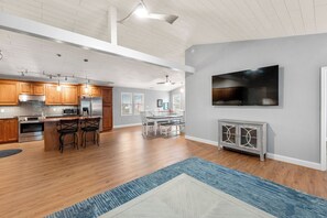 HIAV03: Pompano Place | Top Level Living Area