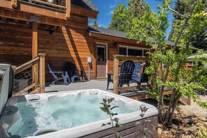 Cedarwood - Exterior Backyard Hot Tub