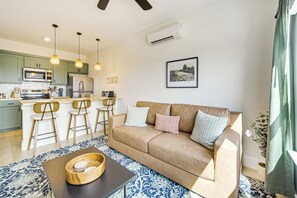 Living Room | 1st Floor | Queen Sleeper Sofa | Smart TV | Free WiFi
