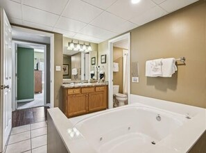 Primary Bedroom with King Bed, Private Bathroom, Cable TV and Wifi