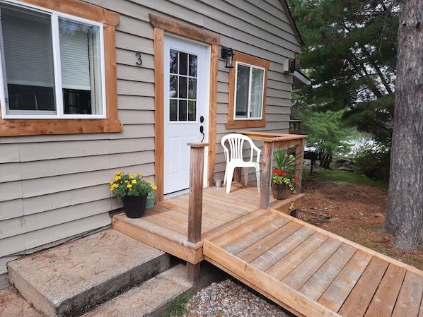 Front door with ramp and 36 inch door.