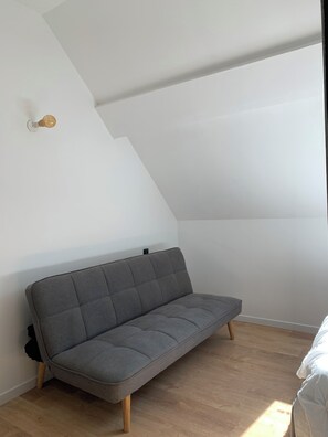 Chambre 2: 
- lit double (type king size) 
- Grand canapé lit 1 place (120/180)