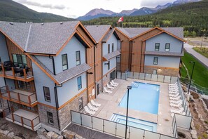 Heated Saltwater Pool & Hot Tub - open year round