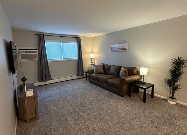 Large living room with 50" Smart Tv