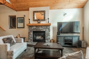 Living Room, Gas Fireplace, Flatscreen TV