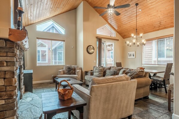 Living Room, Gas Fireplace, Flatscreen TV, Dining Table (6 Top)