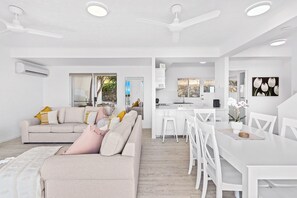 Lounge/Dining