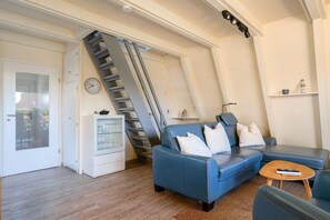 Aufgang zum Obergeschoss mit steiler Treppe mit Wechselschritt
