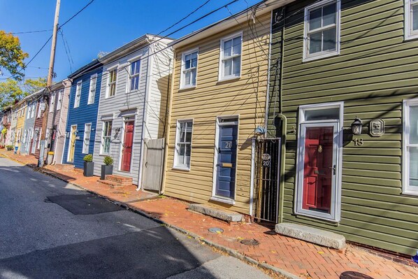 2-bedroom, 1.5 bath on historic Fleet Street - just 1/2 block to the action in downtown Annapolis