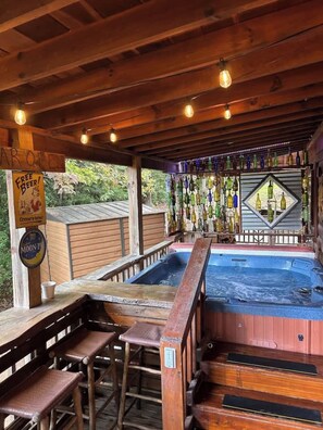 Outdoor spa tub