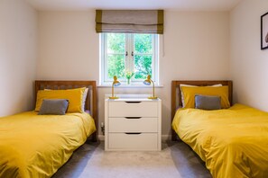 Agatha Bear Cottage Twin Bedroom - StayCotswold