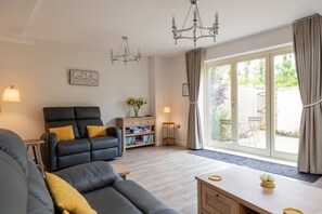 Agatha Bear Cottage Sitting Room - StayCotswold
