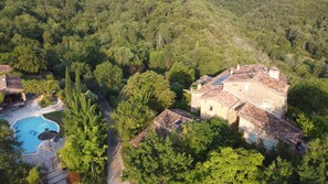 Mas vue aérienne avec piscine (1)