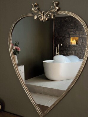 Kingsize Bedroom with Double Ended Bath, Wardrobe, Drawers, Dressing Table. Pocket Sprung Mattress.