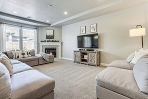Living Room | Smart TV | Fireplace | Central Heating & A/C | Free WiFi