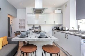Whether you're cooking , dining , or sipping wine , this kitchen-lounge area makes you feel right at home 🏡.