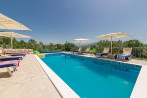 With eight sunbeds and four umbrellas, you can simply relax and enjoy
