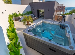 Spa tub