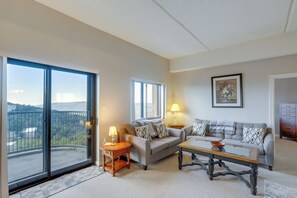 Living Room | Queen Sleeper Sofa | Free WiFi
