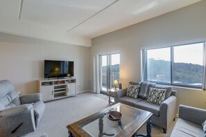Living Room | Central Heating | Single-Story Condo on 2nd Floor