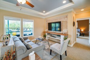 Living Room | Queen Sleeper Sofa | Smart TV | Central A/C | Single-Story Home