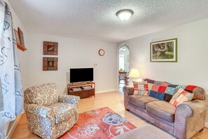 Living Room | 1st Floor | Flat-Screen TV w/ Cable
