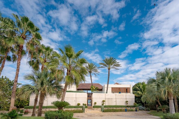Ocean and Golf Five Bedrooms Villa (99)