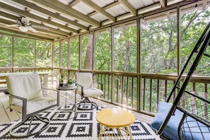 Screened Deck | Outdoor Dining Area | Gas Grill | Gas Fire Pit
