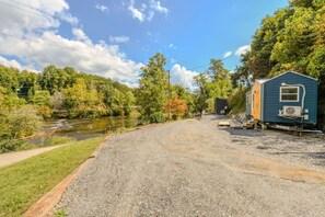 Mountainside Tiny House Getaway