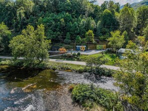 Nothing like waking up to the sound of the river in this cozy, modern tiny house right on the Tuckaseegee River! The location is a dream near downtown Dillsboro, Sylva, hiking, restaurants, and 20 mins to the Great Smoky Mountain National Park!