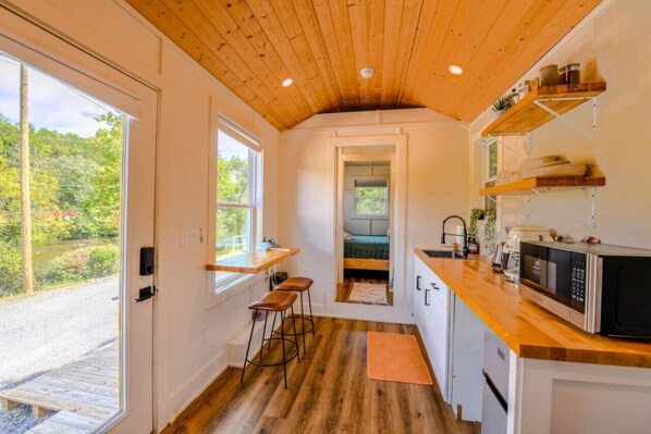 Nothing like waking up to the sound of the river in this cozy, modern tiny house right on the Tuckaseegee River! The location is a dream near downtown Dillsboro, Sylva, hiking, restaurants, and 20 mins to the Great Smoky Mountain National Park!